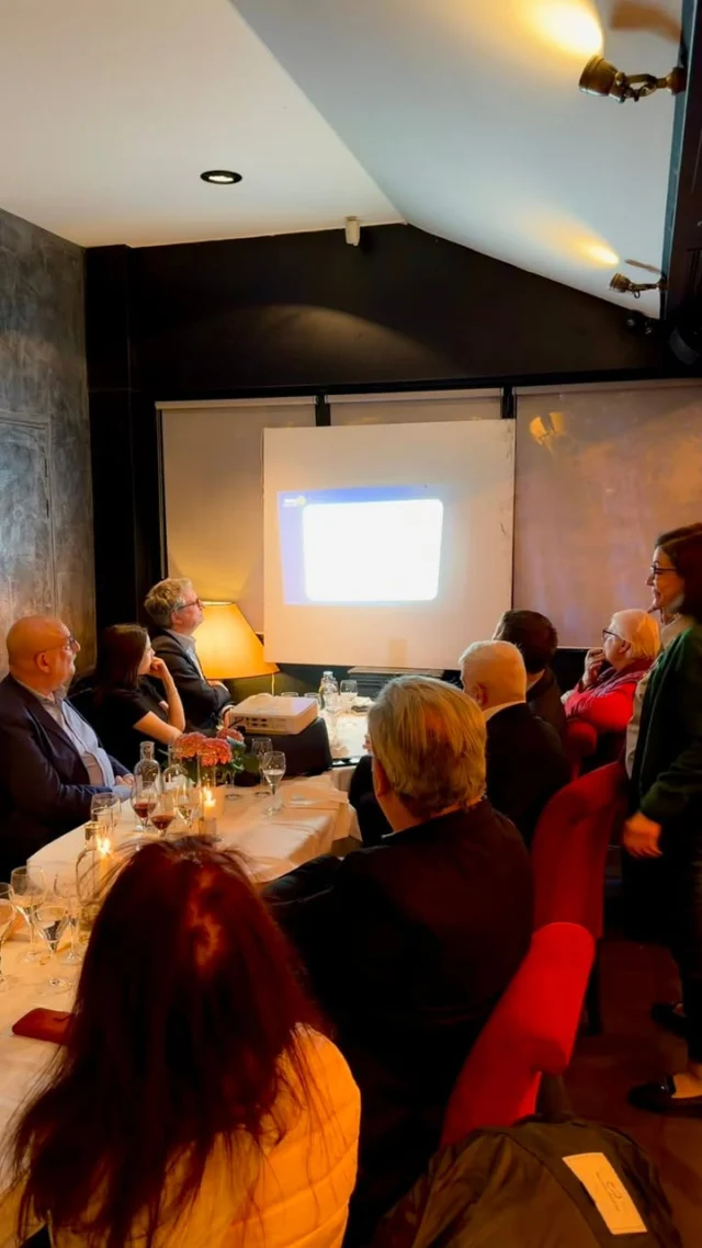 🔵 Retour sur notre soirée RotaryJeudi dernier, notre club a eu le plaisir d’écouter
Liliane Perez, membre du Rotary Club Paris Quai d’Orsay, qui nous a présenté le rôle d’Adjoint du Gouverneur (ADG) et sa mission au sein du Rotary District 1660: accompagner les clubs, soutenir les présidents et renforcer la dynamique du Rotary.La soirée a également été marquée par une visite très spéciale : celle de Marcellin Zinsou, membre de notre club il y a 25 ans et aujourd’hui rotarien au Rotary Club Abidjan Cocody Sud.Un moment chaleureux qui s’est conclu par l’échange traditionnel de fanions entre nos deux clubs — symbole des liens qui unissent les Rotariens à travers le monde 🌍Merci à Liliane pour son partage et à Marcellin pour cette belle visite.#Rotary #RotaryInternational #RotaryParis #ServirDAvantSoi #District1660 #RotaryFamilyRotary Club Budapest-Margitsziget Rotaract Club Paris Quai d'Orsay Rotary en français Rotary Club Torino Palazzo Reale Rotary Club Paris Champs-Elysées